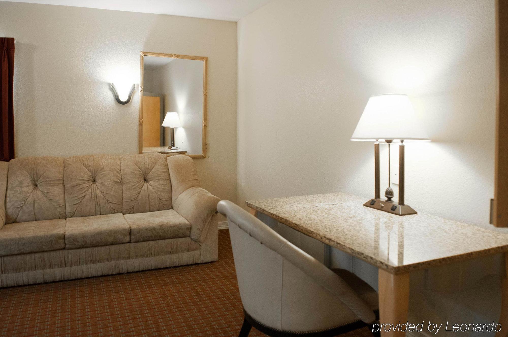 Econo Hotel 2*