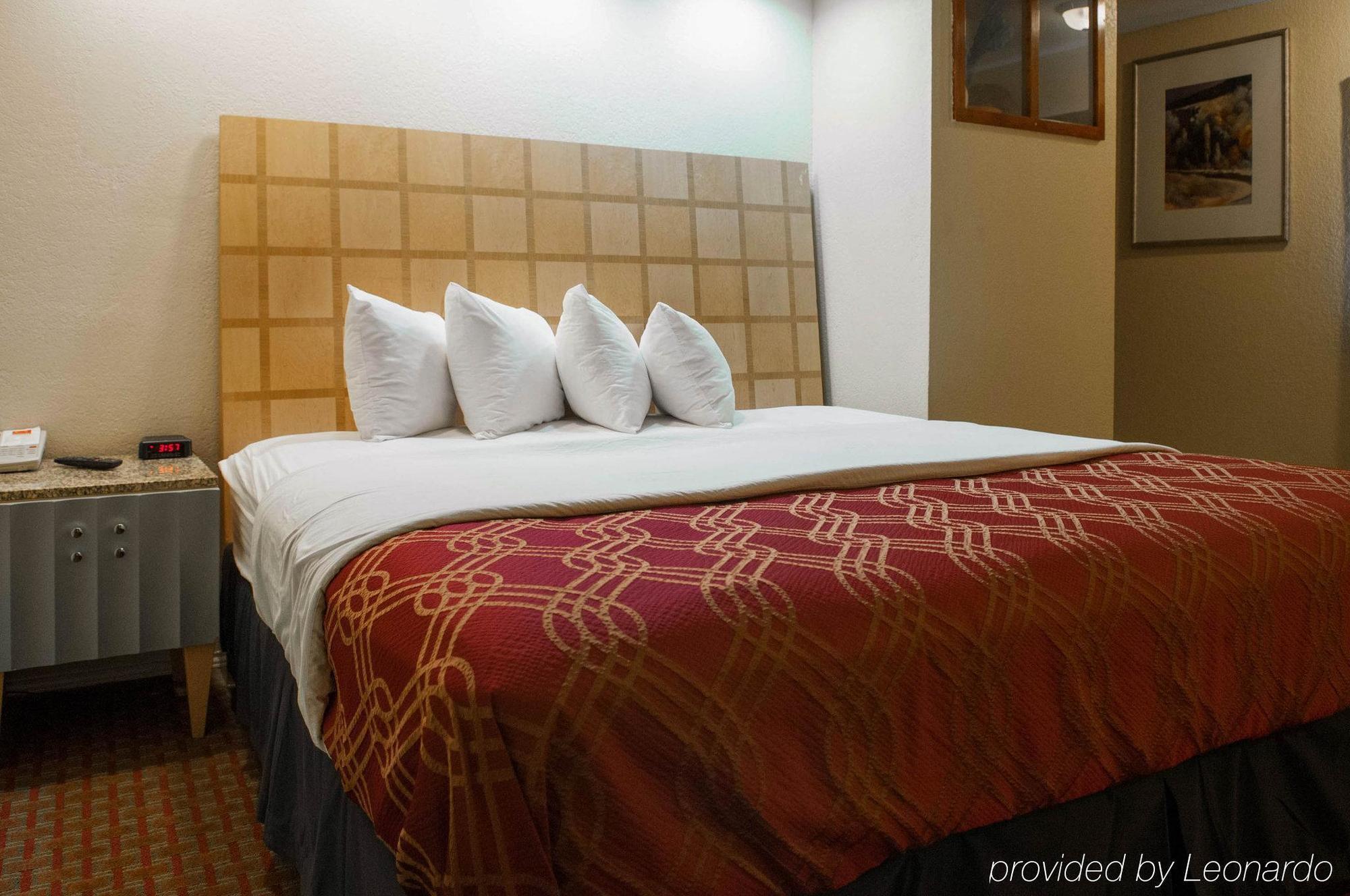 Econo Hotel 2*